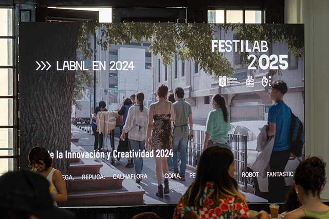 Pantalla gigante con textos alusivos al FestiLab 2025