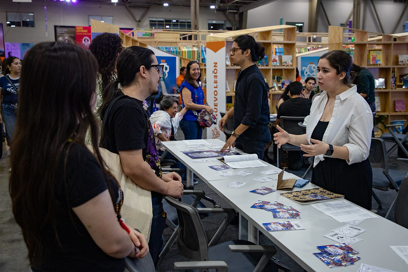 Mesa en la Feria del Libro de Monterrey, miembros de la comunidad Leyendas del Noreste conversan con el público asistente.